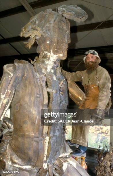 Cesar Sculpted 'Le Centaure' In Homage To Picasso. Bréauté-Beuzeville, août 1985 : le sculpteur CESAR sculpte 'Le CENTAURE' dans l'atelier de la...