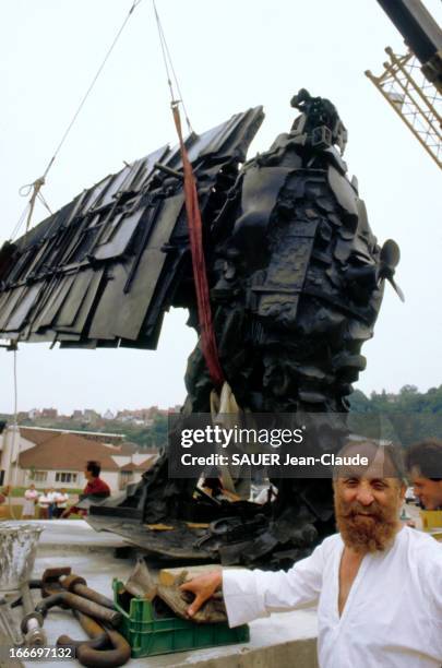 Sculptor Cesar With His Work 'L'Homme Du Futur'. Clamecy , juillet 1987 : le sculpteur CESAR met en place sa dernière oeuvre, commandée par le...