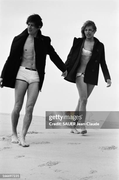 Rendezvous With Alain Delon And Nathalie. Alain DELON et son épouse Nathalie en caban et maillot de bain, main dans la main sur la dune du PYLA. Ils...