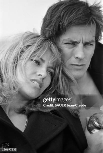 Rendezvous With Alain Delon And Nathalie. Attitude de Nathalie DELON la tête posée sur l'épaule de son mari Alain DELON torse nu sous son caban, un...