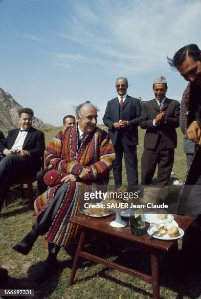 Travel Of George Pompidou In In Iran And Afghanistan. Le Premier ministre Georges POMPIDOU, cheveux au vent, participe à un banquet en plein air,...