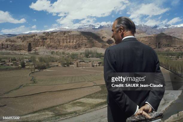 Travel Of George Pompidou In In Iran And Afghanistan. Le Premier ministre Georges POMPIDOU contemple la vallée des Bouddhas, à Bamyan, lors de sa...