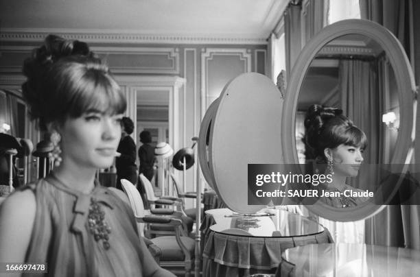 Francoise Hardy Changes Her Look. Invitée par Paris Match à poser pour la couverture du magazine Françoise HARDY a décidé de changer de style : chez...