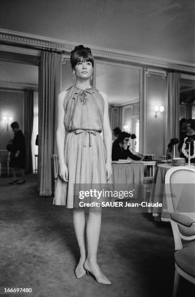 Francoise Hardy Changes Her Look. Invitée par Paris Match à poser pour la couverture du magazine Françoise HARDY a décidé de changer de style : chez...