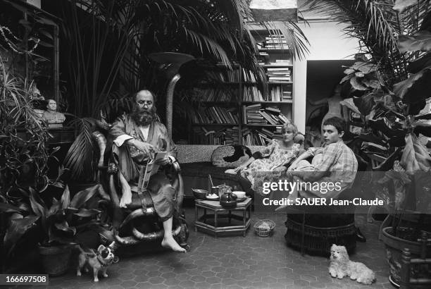 Sculptor Cesar At Home In Paris. Le sculpteur CESAR chez lui en famille dans sa maison du quartier de Montparnasse à PARIS : César assis dans le...