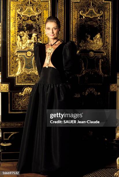 Audrey Hepburn Presents The Models Of The Fall Winter 1991 1992 Collection Of Hubert De Givenchy. Paris - Septembre 1991 --- Audrey HEPBURN porte une...