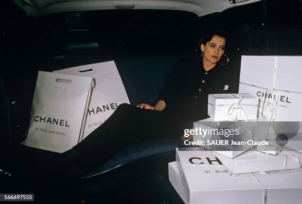 Ines De La Fressange At Chanel. Paris - Juillet 1987 - A l'occasion de la présentation des collections hiver 1987-1988, Paris Match a rencontré les...