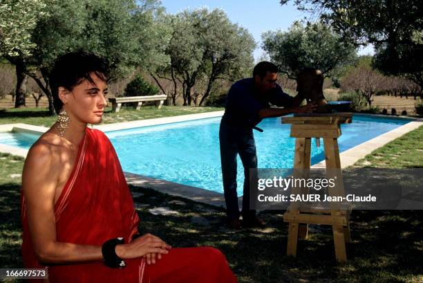 Ines De La Fressange And Luigi D'Urso In Provence. Septembre 1993 - Inès DE LA FRESSANGE, enceinte de son premier enfant, et son mari Luigi D'URSO en...