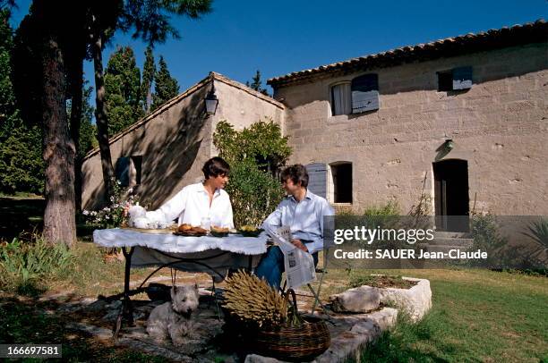 Ines De La Fressange And Luigi D'Urso In Provence. Septembre 1993 - Inès DE LA FRESSANGE, enceinte de son premier enfant, et son mari Luigi D'URSO en...