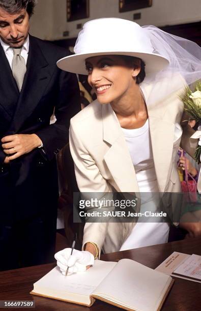 The Marriage Of Ines De La Fressange And Luigi D'Urso. Bouches-du-Rhône - Juin 1990 - Luigi D'URSO épouse Inès DE LA FRESSANGE à la mairie de...