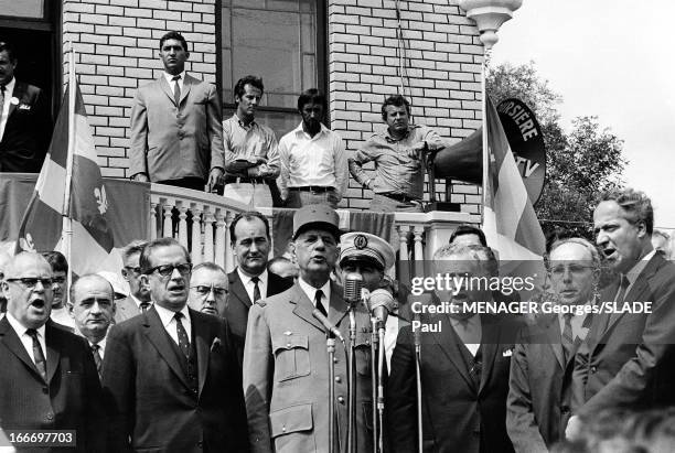 Official Visit Of General Charles De Gaulle To Canada For The Exhibition Of 1967. Charles DE GAULLE chantant un hymne national avec le comité...