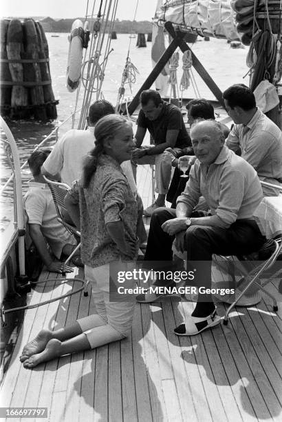 Jeanne Moreau And Louis Malle. Mostra de Venise 1958 : en marge du festival, Louis MALLE et sa compagne Jeanne MOREAU, venus présenter leur film 'Les...