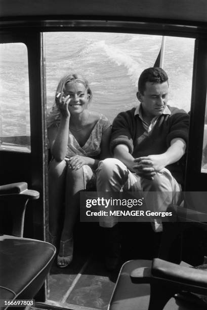 Jeanne Moreau And Louis Malle. Mostra de Venise 1958 : en marge du festival, Louis MALLE et sa compagne Jeanne MOREAU , venus présenter leur film...