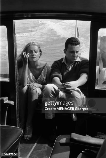 Jeanne Moreau And Louis Malle. Mostra de Venise 1958 : en marge du festival, Louis MALLE et sa compagne Jeanne MOREAU , venus présenter leur film...