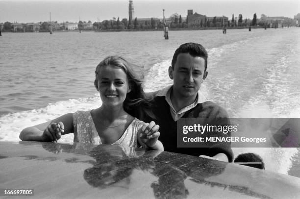 Jeanne Moreau And Louis Malle. Mostra de Venise 1958 : en marge du festival, Louis MALLE et sa compagne Jeanne MOREAU , venus présenter leur film...