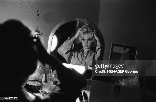 Venice Mostra 1958. Brigitte BARDOT devant son miroir, se préparant pour une soirée lors du Festival de Venise 1958..