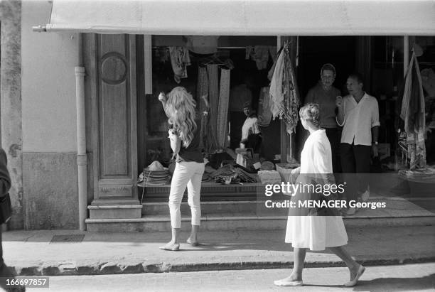 Brigitte Bardot Celebrates Her 24 Birthday In Saint Tropez. 1958 - Brigitte BARDOT fête l'anniversaire de ses 24 ans à Saint-Tropez. Ici, devant une...