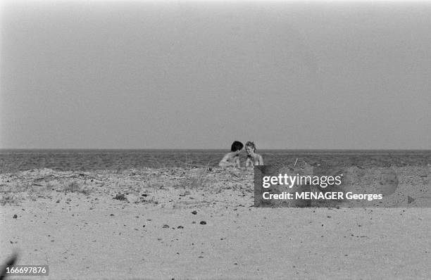 Brigitte Bardot And Jacques Charrier Engaged. Jacques CHARRIER avec sa compagne Brigitte BARDOT sur une plage, à l'abri des curieux. Juin 1959..