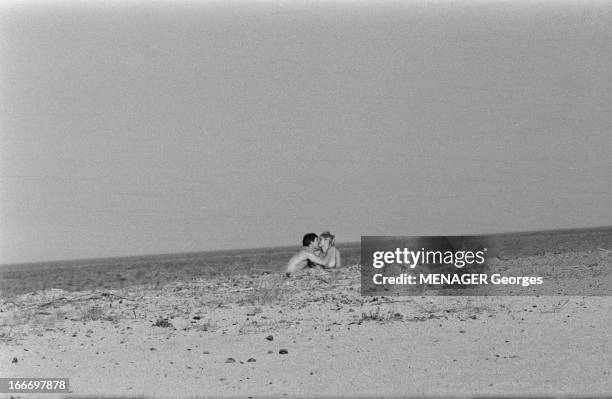 Brigitte Bardot And Jacques Charrier Engaged. Jacques CHARRIER avec sa compagne Brigitte BARDOT sur une plage, à l'abri des curieux. Juin 1959..