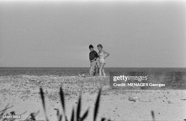 Brigitte Bardot And Jacques Charrier Engaged. Jacques CHARRIER avec sa compagne Brigitte BARDOT sur une plage, à l'abri des curieux. Juin 1959..