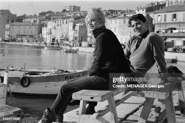 Brigitte Bardot And Sacha Distel In Cassis. Brigitte BARDOT et son compagnon Sacha DISTEL visitent le port de Cassis. Janvier 1959..