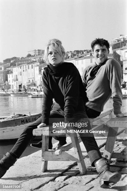 Brigitte Bardot And Sacha Distel In Cassis. Brigitte BARDOT et son compagnon Sacha DISTEL visitent le port de Cassis. Janvier 1959..