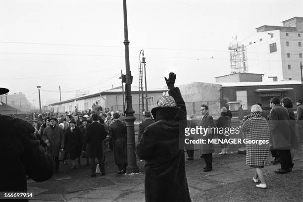 The Berlin Wall is opened for the first time, for a limited period at Christmas 1963. Le Mur de Berlin s'ouvre à l'occasion de Noël 1963..