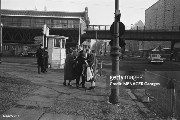 The Berlin Wall is opened for the first time, for a limited period at Christmas 1963. Le Mur de Berlin s'ouvre à l'occasion de Noël 1963. Joie des...