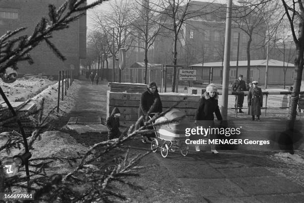 The Berlin Wall is opened for the first time, for a limited period at Christmas 1963. Le Mur de Berlin s'ouvre à l'occasion de Noël 1963. Une famille...