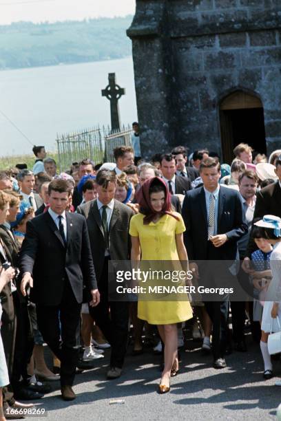 Official Visit Of Jackie Kennedy In Ireland With John John And Caroline. En Irlande, en juin 1967, Jacky KENNEDY, portant une robe jaune et un...