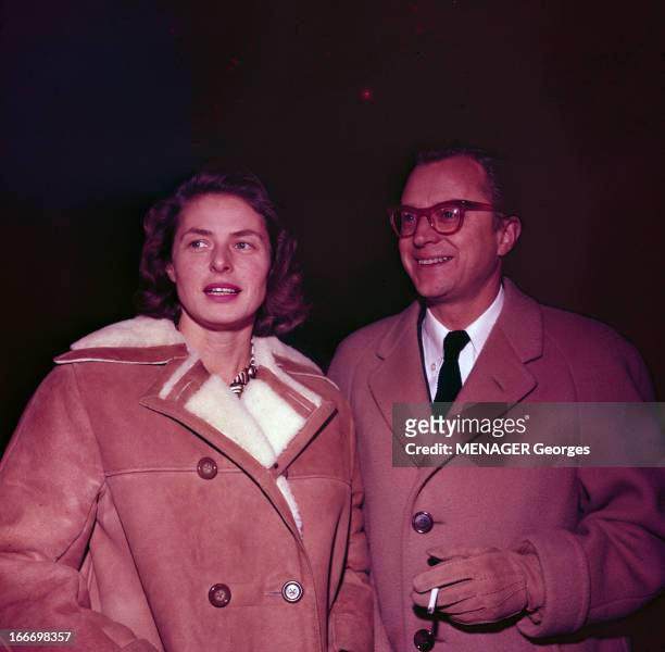 Ingrid Bergman And Her Husband Lars Schmidt. Portrait de Ingrid BERGMAN, en manteau de peau retournée, aux côtés de son mari Lars SCHMIDT, en...
