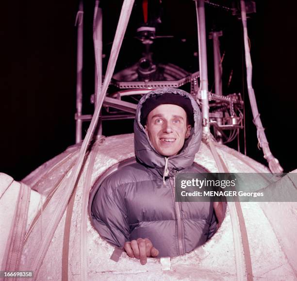 Audouin Charles Dollfus. En France, à Villacoublay, le 22 Avril 1959, l'astronome Audouin Charles DOLLFULLS, en parka avec une capuche, posant à...