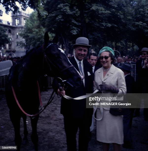 Paris Grand Prix 1963. A Paris sur l'hippodrome de Longchamp en juillet 1963, l'entraîneur Etienne POLLET, en costume cravate, avec un chapeau melon,...