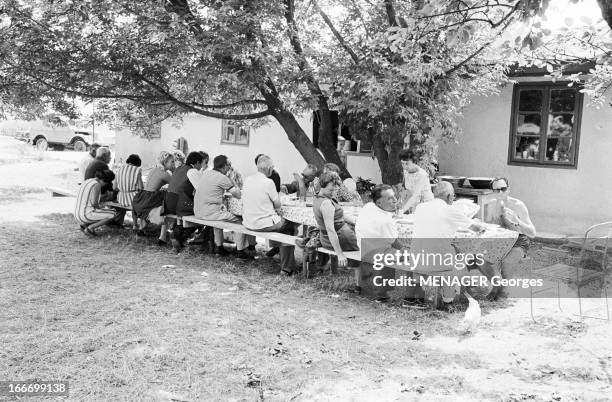 Shooting Of The Film 'Les Fetes Galantes' By Rene Clair. En 1966, en Roumanie, dans les studios de cinema de BUFTEA dans le cadre du tournage des...