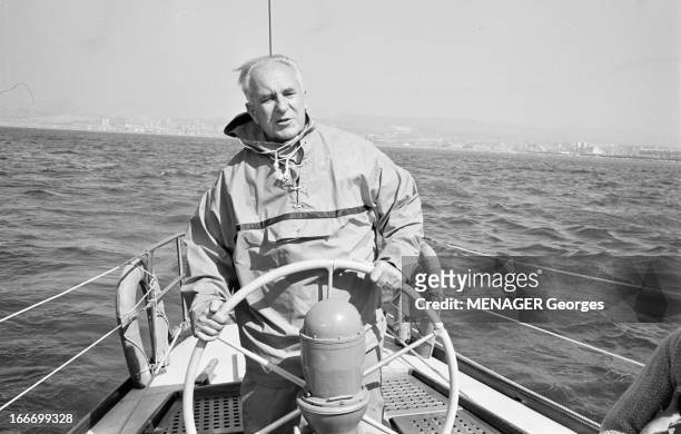 Rendezvous With Gaston Defferre. En mars 1967, le député-maire de Marseille Gaston DEFFERRE, passionné de mer et de navigation, vêtu d'un ciré...