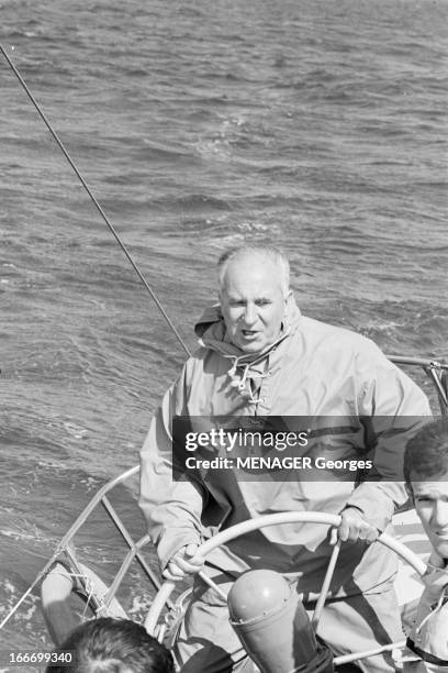 Rendezvous With Gaston Defferre. En mars 1967, le député-maire de Marseille Gaston DEFFERRE, passionné de mer et de navigation, vêtu d'un ciré...