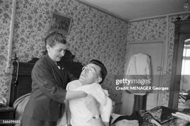 Rendezvous With Louison And Jean Bobet. France, 6 mai 1958, le cycliste français Louison Bobet s'apprête à participer au 45ème tour de France. Ici...