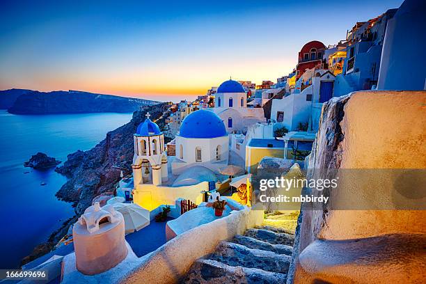 romantisches reiseziel oia dorf auf der insel santorin, griechenland - griechische kultur stock-fotos und bilder