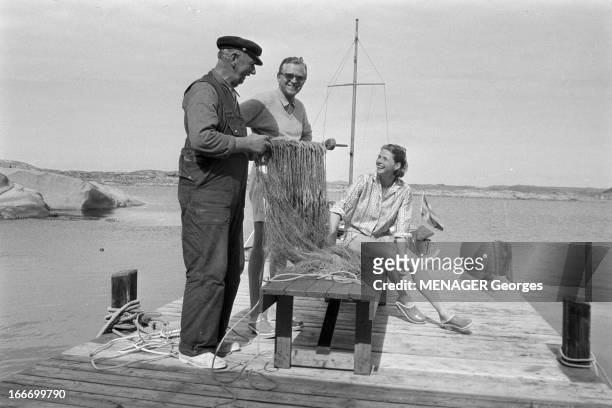 Rendezvous With Lars Schmidt And Ingrid Bergman In Danholmen. Suède, ile de Danholmen, 23 juillet 1958, le producteur suédois Lars SCHMIDT emmène...