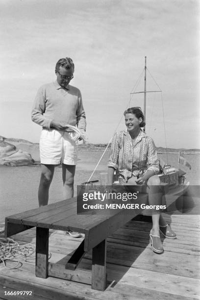 Rendezvous With Lars Schmidt And Ingrid Bergman In Danholmen. Suède, ile de Danholmen, 23 juillet 1958, le producteur suédois Lars SCHMIDT emmène...