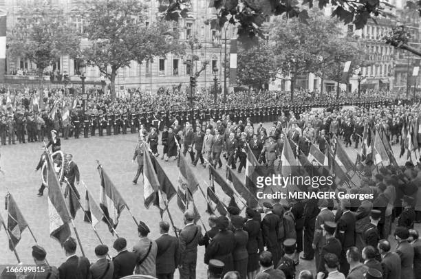 Ceremony Of June 18. Paris-18 juin 1958- Lors de la cérémonie du 18 juin: sur les Champs Elysées, des anciens combattants portent une couronne de...