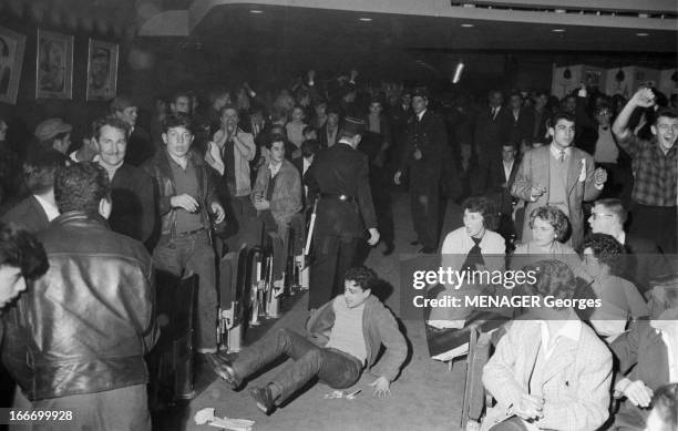 Rock'N Roll At The Olympia 1958. Paris 16 Octobre 1958, des fans de rock'n roll et des policiers lors d'un concert dans la salle de l' Olympia. Un...