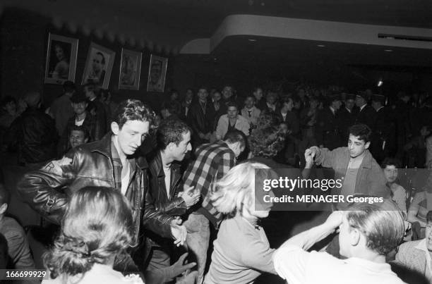 Rock'N Roll At The Olympia 1958. Paris 16 Octobre 1958, des fans de rock'n roll et des policiers lors d'un concert dans la salle de l' Olympia.Des...