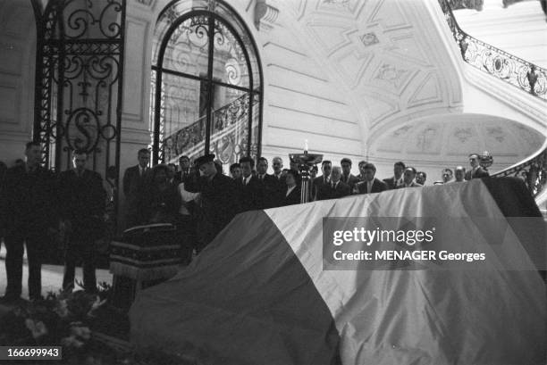 Funeral Of Frederic Joliot-Curie. Paris- 15-19 Août 1958- Lors des obsèques nationales de Frédéric JOLIOT-CURIE, physiciens et chimiste français,...