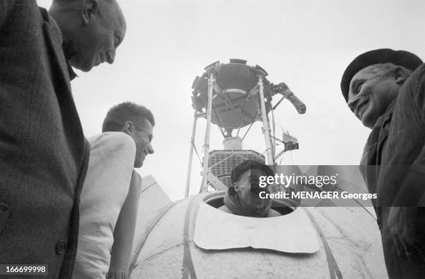 Astronauts Charles And Audouin Dollfus. France, 12 novembre 1958, l'astronaute Charles DOLLFUS et son fils Audouin lancent l'opération Mars. Ils...