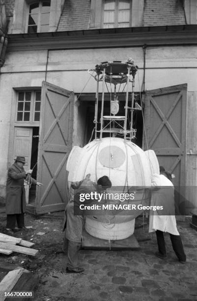 Astronauts Charles And Audouin Dollfus. France, 12 novembre 1958, l'astronaute Charles DOLLFUS et son fils Audouin lancent l'opération Mars. Ils...