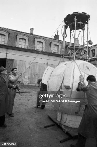 Astronauts Charles And Audouin Dollfus. France, 12 novembre 1958, l'astronaute Charles DOLLFUS et son fils Audouin lancent l'opération Mars. Ils...