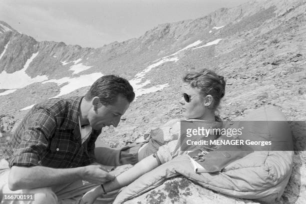 Operation Survival In The Mountains In 1960. 24 JUILLET 1960 une expédition de type survie en haute-montagne avec des hommes et des femmes. Scène de...