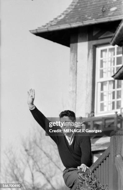 Close-Up Of Sacha Distel. 4 mai 1959, le chanteur Sacha DISTEL est devenu l'idole des jeunes. En Normandie, dans une maison, il pose assis sur la...