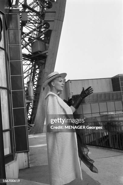 Kim Novak In Paris. Paris, 12 mai 1959, l'actrice américaine Kim NOVAK, portant un canotier et un manteau blanc, visite la Tour Eiffel..